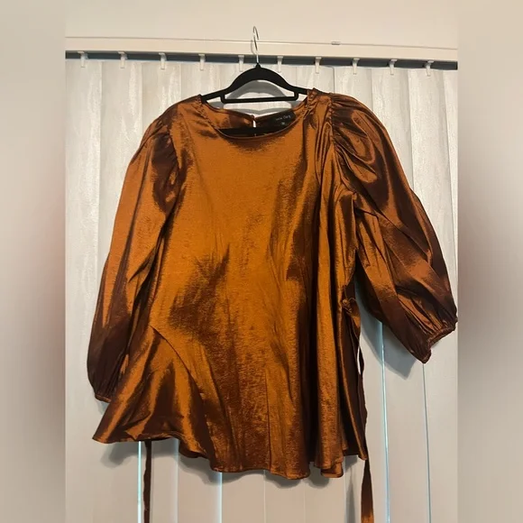 Voluminous Top with Waist Tie - Picture 4 of 9